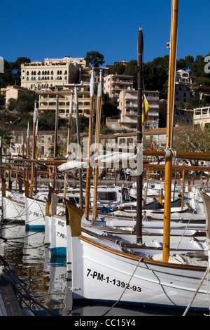 Typique des bateaux amarrés dans le port de Puerto de Soller, Serra de Tramuntana Majorque Majorque Espagne baléares Banque D'Images