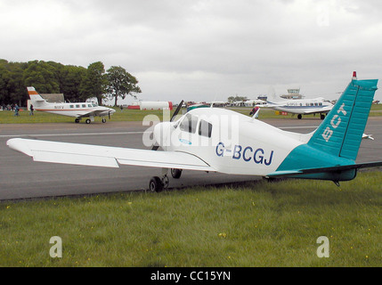 Piper PA-28-140 Cherokee (UK G-inscription BCGJ) à l'Aérodrome de Kemble, Gloucestershire, Angleterre Banque D'Images