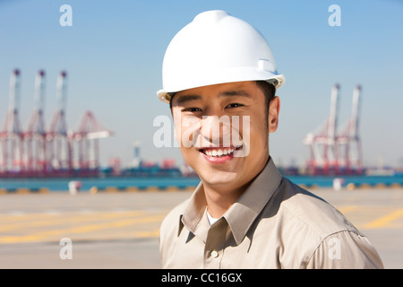 L'industrie maritime mâle travailleur dans une aire d'expédition smiling Banque D'Images