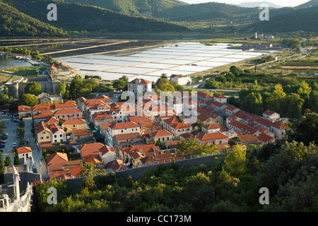 Ville de Ston, connue pour la production de sel, salines dans l'arrière-plan, péninsule de Peljesac, Croatie Banque D'Images