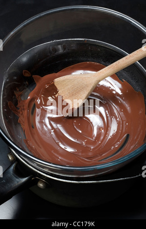 La fonte du chocolat en bain-marie Banque D'Images