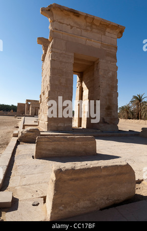 Du coup Vertical Hibis Temple, l'ancienne capitale de Kharga Oasis, Désert occidental de l'Égypte Banque D'Images