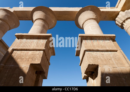 Vue de la passerelle sur l'Hibis Temple, l'ancienne capitale de Kharga Oasis, Désert occidental de l'Égypte Banque D'Images