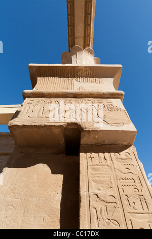 Vue de la passerelle sur l'Hibis Temple, l'ancienne capitale de Kharga Oasis, Désert occidental de l'Égypte Banque D'Images