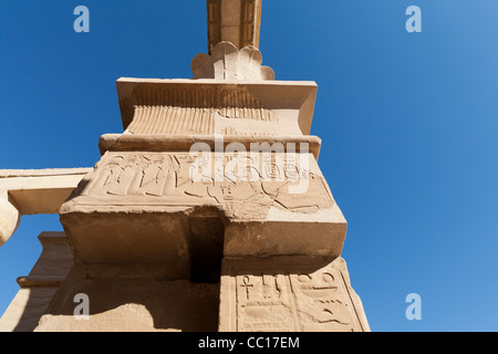 Vue de la passerelle sur l'Hibis Temple, l'ancienne capitale de Kharga Oasis, Désert occidental de l'Égypte Banque D'Images