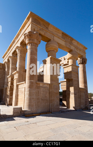 Vue de l'Hibis Temple, l'ancienne capitale de Kharga Oasis, Désert occidental de l'Égypte Banque D'Images