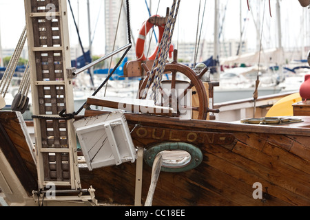 Old vintage préservée bateau de pêche en bois Toulon France au bord de l'eau Banque D'Images