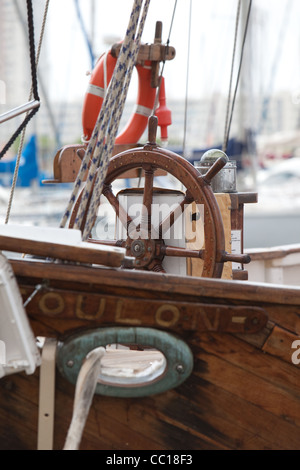 Old vintage préservée bateau de pêche en bois Toulon France au bord de l'eau Banque D'Images