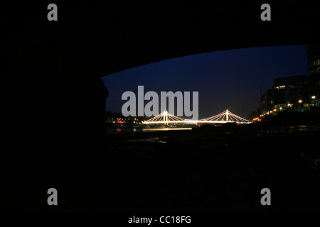 Albert Bridge vu de dessous l'un des arcs de Battersea Bridge, Battersea, Londres, UK Banque D'Images