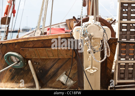 Old vintage préservée bateau de pêche en bois Toulon France au bord de l'eau Banque D'Images