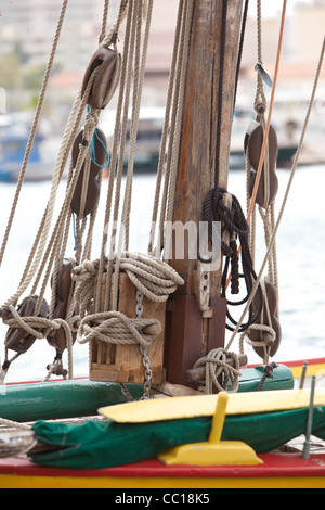 Old vintage préservée bateau de pêche en bois Toulon France au bord de l'eau Banque D'Images