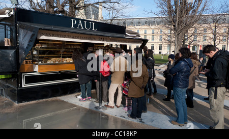 La file d'attente à la position de Paul dans le jardin du Carrousel, Paris, France Banque D'Images