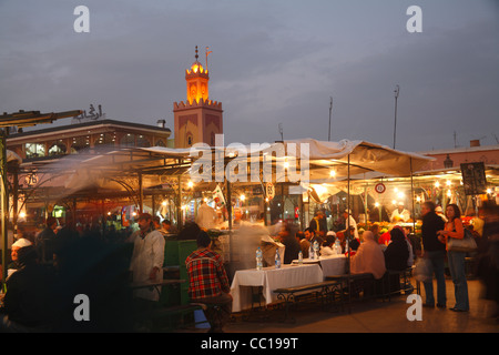 Place Djemaa el fna, au crépuscule, Marrakech, Maroc Banque D'Images