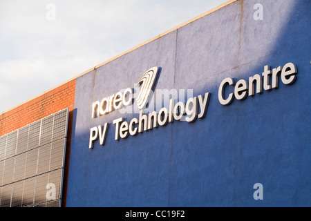 Des panneaux solaires sur l'un des bâtiments du NAREC, le National Renewable Energy Centre de Blyth, North East, UK Banque D'Images