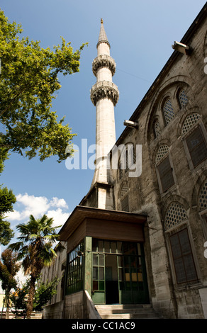 À l'intérieur de la cour de la mosquée Yeni Valide Camii en Uskudar, Istanbul, Turquie, Europe Banque D'Images