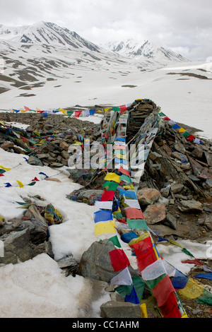 Les drapeaux de prières dans la neige au 4890 mètres Baralach La pass, la route Leh-Manali, Himachal Pradesh, Inde Banque D'Images