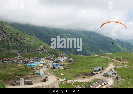 Planeur parapente sur la ville de Marhi, ci-dessous la Rohtang, Leh-Manali Highway, Himachal Pradesh, Inde Banque D'Images