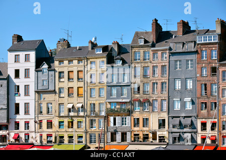 Façades typiques sur le port de Honfleur, commune française située dans le département du nord-ouest de la France Banque D'Images