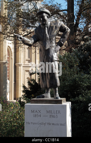 Statue de Max Miller, le Cheeky Chappie, dans le quartier commerçant de Lanes de Brighton, Brighton, East Sussex, UK. Banque D'Images