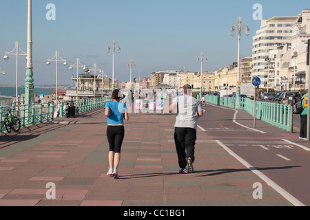 Les coureurs sur le front de mer de Brighton, Brighton promenade, East Sussex, UK. Banque D'Images