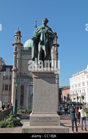 La statue de George IV, érigé en 1828, dans l'enceinte du Royal Pavilion, Brighton, East Sussex, UK Banque D'Images