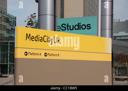 Signe pour MediaCityUK à l'arrêt de tramway à côté du nouveau développement de la BBC à Salford, Manchester, Royaume-Uni. Banque D'Images