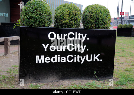 Signe pour OurCity. YourCity. MediaCityUK à l'arrêt de tramway à côté du nouveau développement de la BBC à Salford, Manchester, Royaume-Uni. Banque D'Images