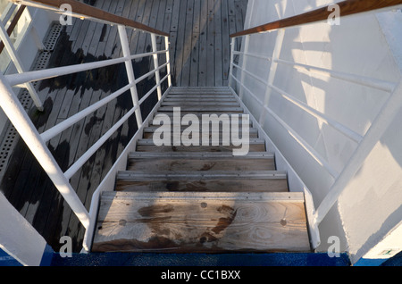 Escalier extérieur reliant le pont à bord du bateau de croisière MS Boudicca Banque D'Images