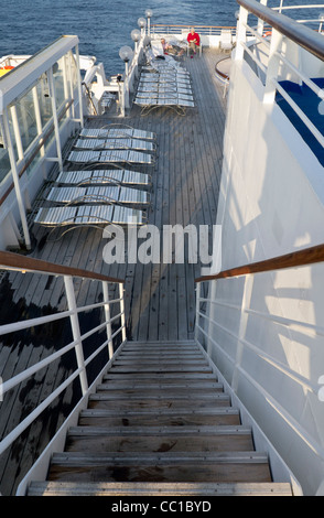 Escalier extérieur reliant le pont à bord du bateau de croisière MS Boudicca, les passagers se détendre dans l'arrière-plan Banque D'Images