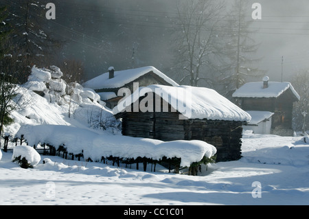 Un brouillard couvert en hiver village Suisse Banque D'Images