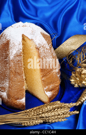 Composition de Noël avec le Pandoro de Vérone, gâteau d'or sur fond bleu. Banque D'Images