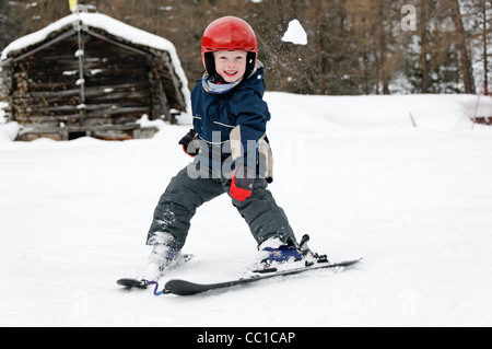 Un jeune garçon l'apprentissage du ski Banque D'Images