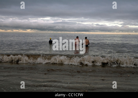 Les nageurs d'hiver la plage de Portobello edinburgh Banque D'Images