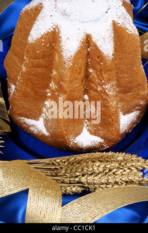 Composition de Noël avec le Pandoro de Vérone, gâteau d'or sur fond bleu. Banque D'Images