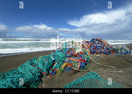 Jeter les filets de pêche échoués sur une plage près de l'Oregon à Bandon causant la litière et un danger pour la faune Banque D'Images