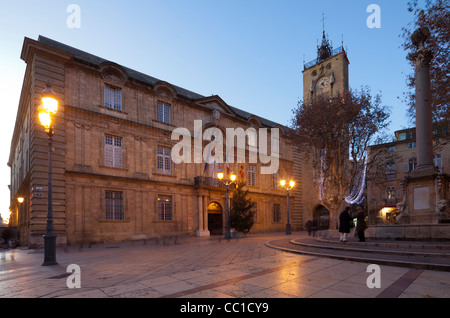 L'Hôtel de Ville, Aix-en-Provence, France, au crépuscule. Banque D'Images