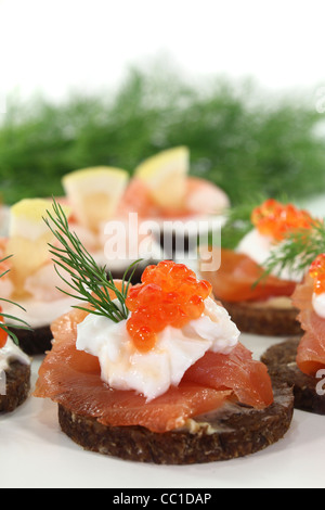 Canapés différents sur un fond blanc Banque D'Images