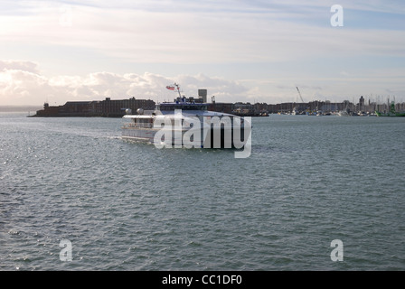 WightLink, île de Wight Ferry (Catamaran) entrant dans le port de Portsmouth. Le Hampshire. L'Angleterre Banque D'Images