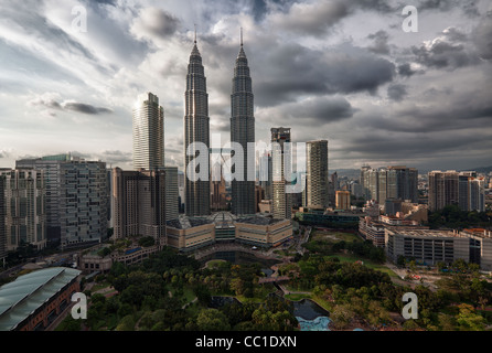 Les Tours Petronas et le parc KLCC, Kuala Lumpur, Malaisie Banque D'Images