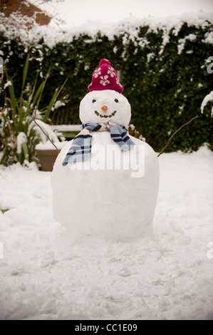 Le Snowman in garden Banque D'Images