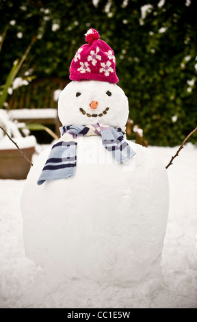 Le Snowman in garden Banque D'Images