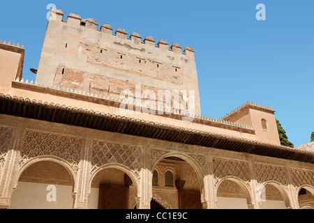 Détail de la Tour de Comares et la Cour des Myrtes ou cour de la bénédiction dans l'Alhambra de Grenade, Espagne Banque D'Images