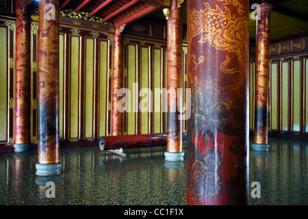 La salle du trône dans le Palais Thai Hoa, La Citadelle, Hue, Vietnam. Banque D'Images