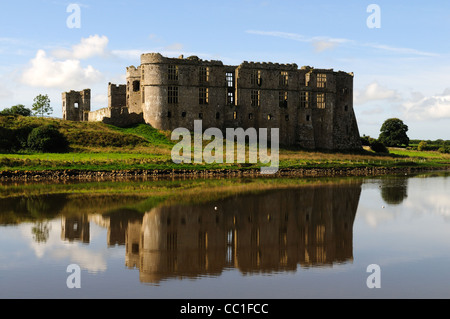 Château de Carew sur calcaire permanent falaise donnant sur Carew Pembrokeshire Wales Cymru d'UK GO Banque D'Images