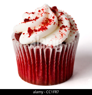 Un seul petit gâteau de velours rouge sur blanc (avec ombre) Banque D'Images