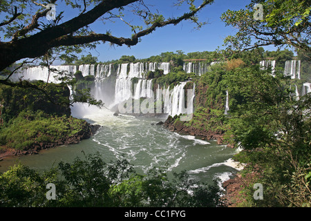 / Chutes d'Iguassu Falls / Iguaçu Falls vu de l'Argentine