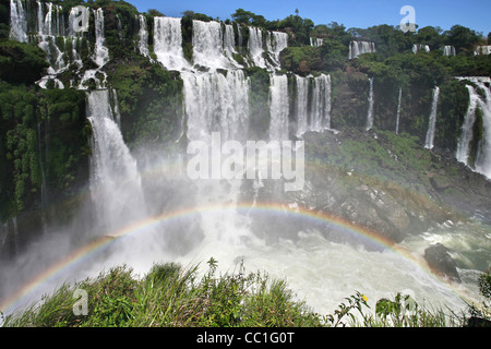 En face de l'arc-en-ciel d'Iguazu / Iguassu Falls / Iguaçu Falls vu de l'Argentine En face de l'arc-en-ciel d'Iguazu / Iguassu Falls / Iguaçu Falls vu de l'Argentine
