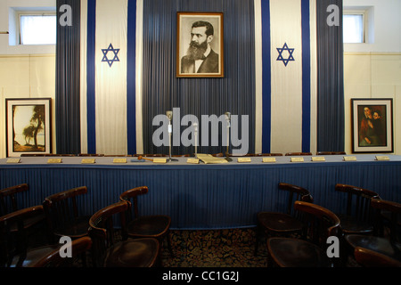 La photographie de Theodor Herzl l'un des pères de la politique moderne, le sionisme est pendu à l'Independence Hall le site de la signature de la Déclaration d'indépendance d'Israël dans le boulevard Rothschild centre-ville de Tel Aviv, Israël Banque D'Images