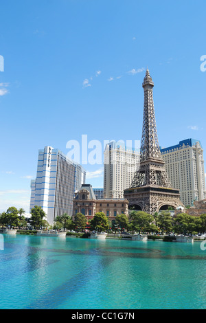 Vue portrait typique de la Strip de Las Vegas et de la tour Eiffel restaurant. Banque D'Images