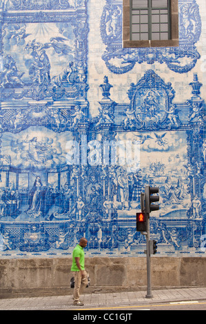 Capela Das Almas, mur extérieur couvert d'azulejos, Porto, Portugal, Site du patrimoine mondial de l'UNESCO Banque D'Images